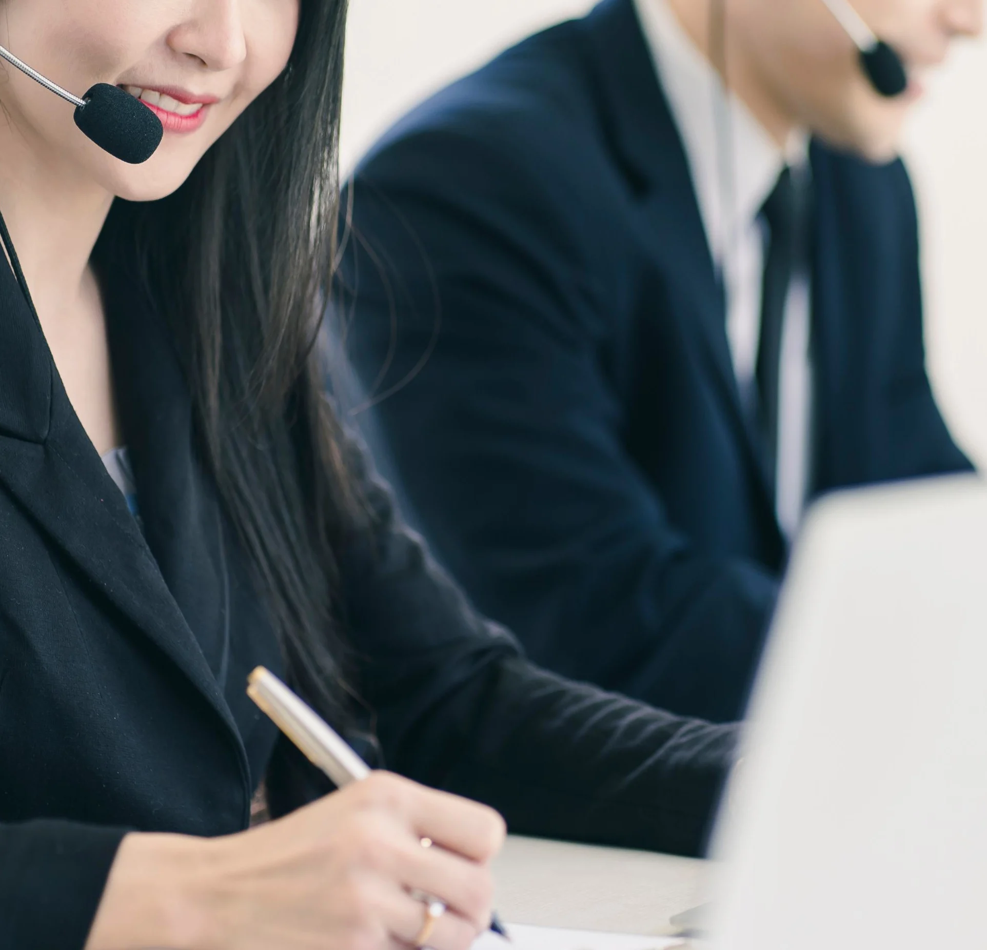 img_01 병원 텔레마케팅 중인 사람 2명