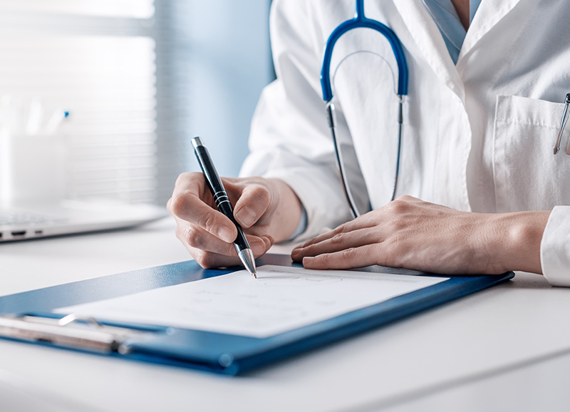 maniging 흰색 의사 가운 입은 담당자가 병원 고객상담