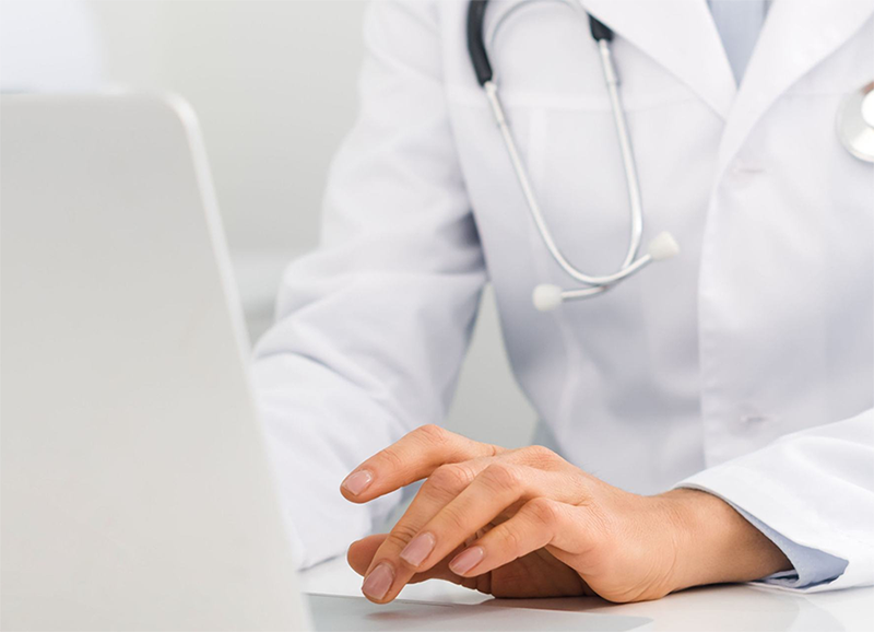 maniging_alone 흰색 의사 가운 입은 담당자가 병원 고객상담 차트 분석