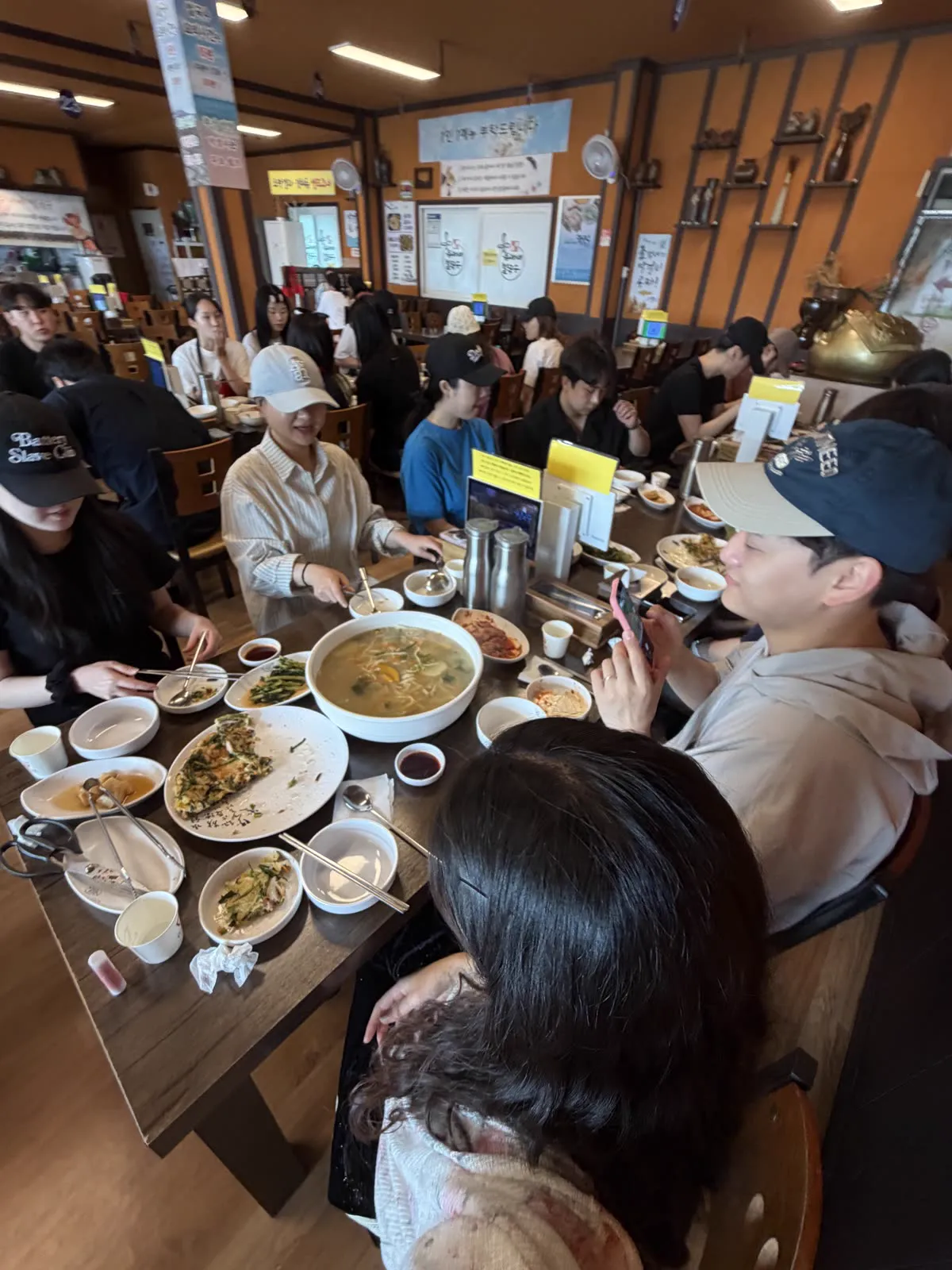 워크숍 아침, 긴 테이블에 둘러앉아 함께 식사하는 팀원들