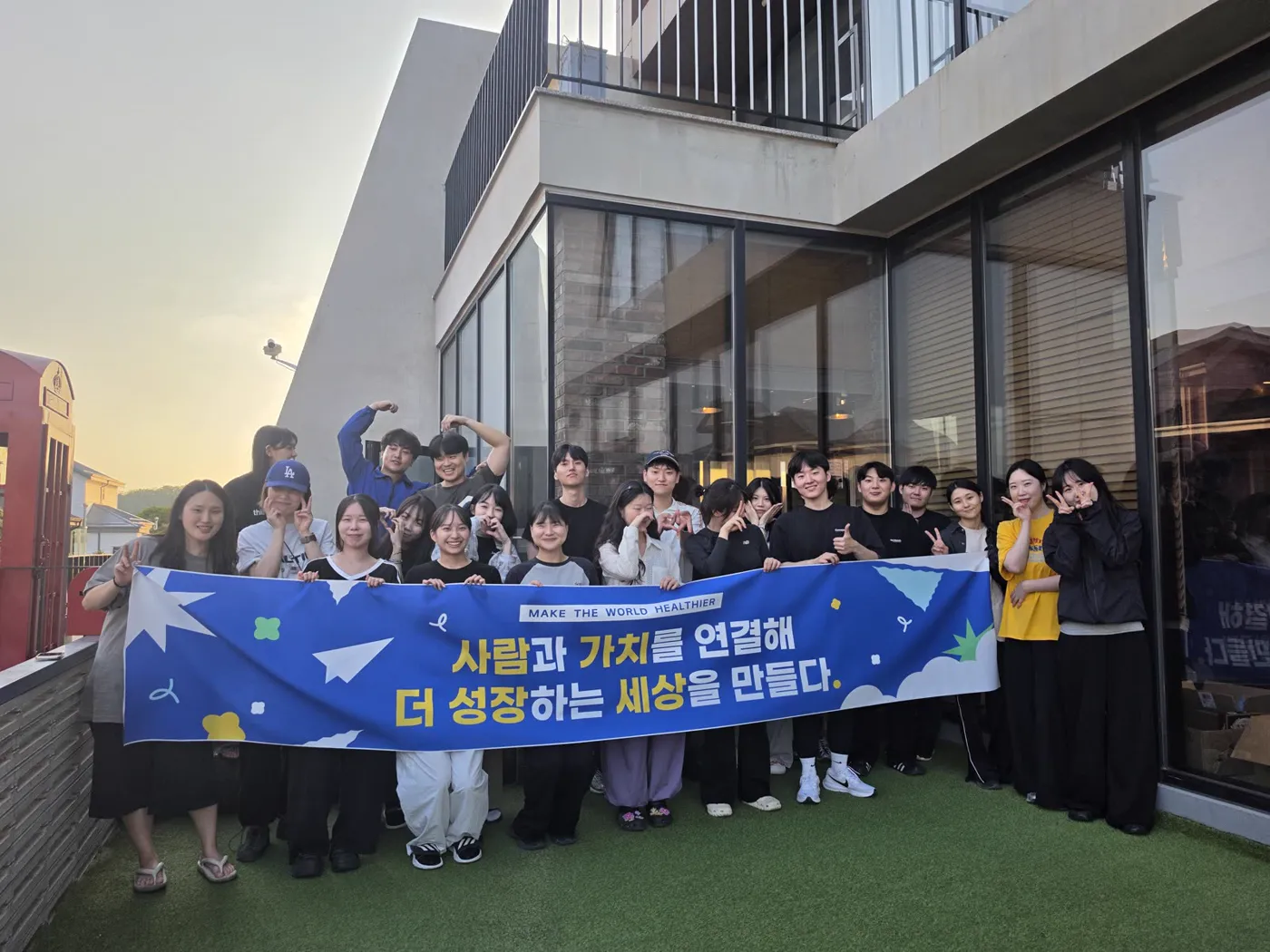 워크숍 마지막 날, 팀 전체가 현수막을 들고 함께 찍은 사진